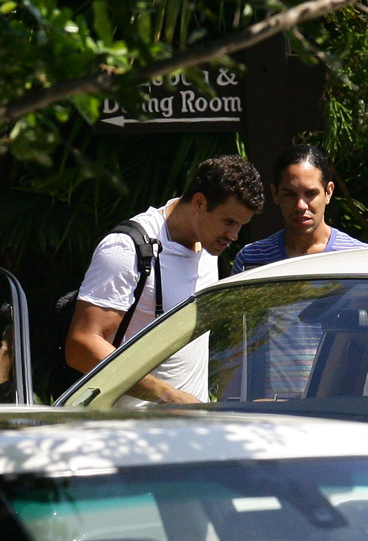 Family and guests arrive at the wedding venue of Kris Humphries and Kim Kardashian pictures | Picture 62568